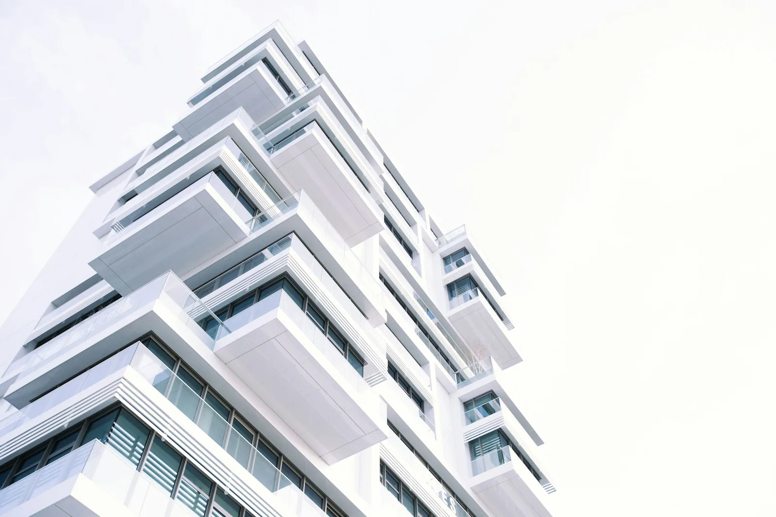 Mehrgeschossiges Wohngebäude mit einer klar gegliederten Fassade