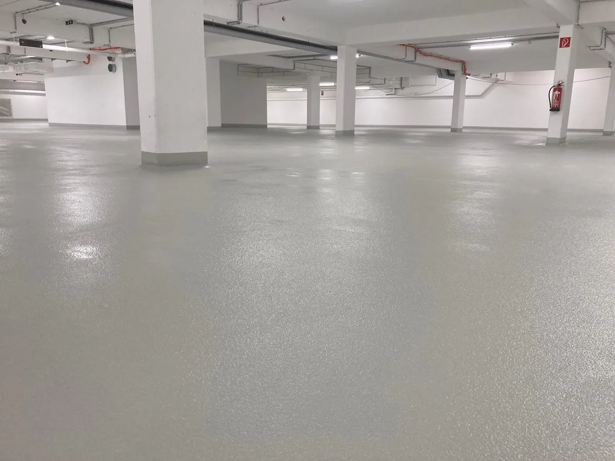 Beschichteter Garagenboden mit gleichmäßiger fugenloser Oberfläche