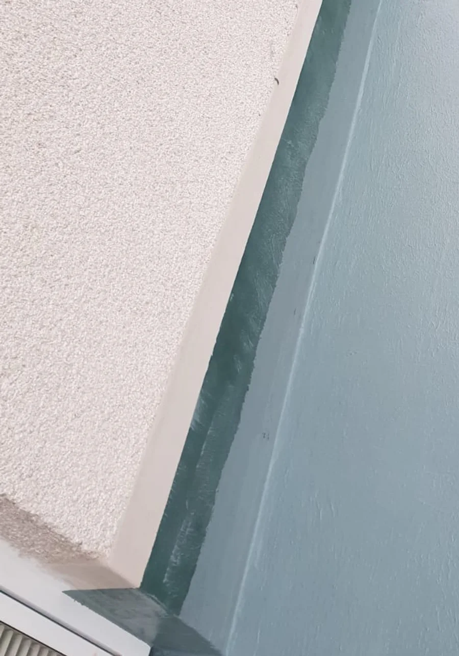 Detail eines abgedichteten Übergangs zwischen angrenzenden Bauteilen