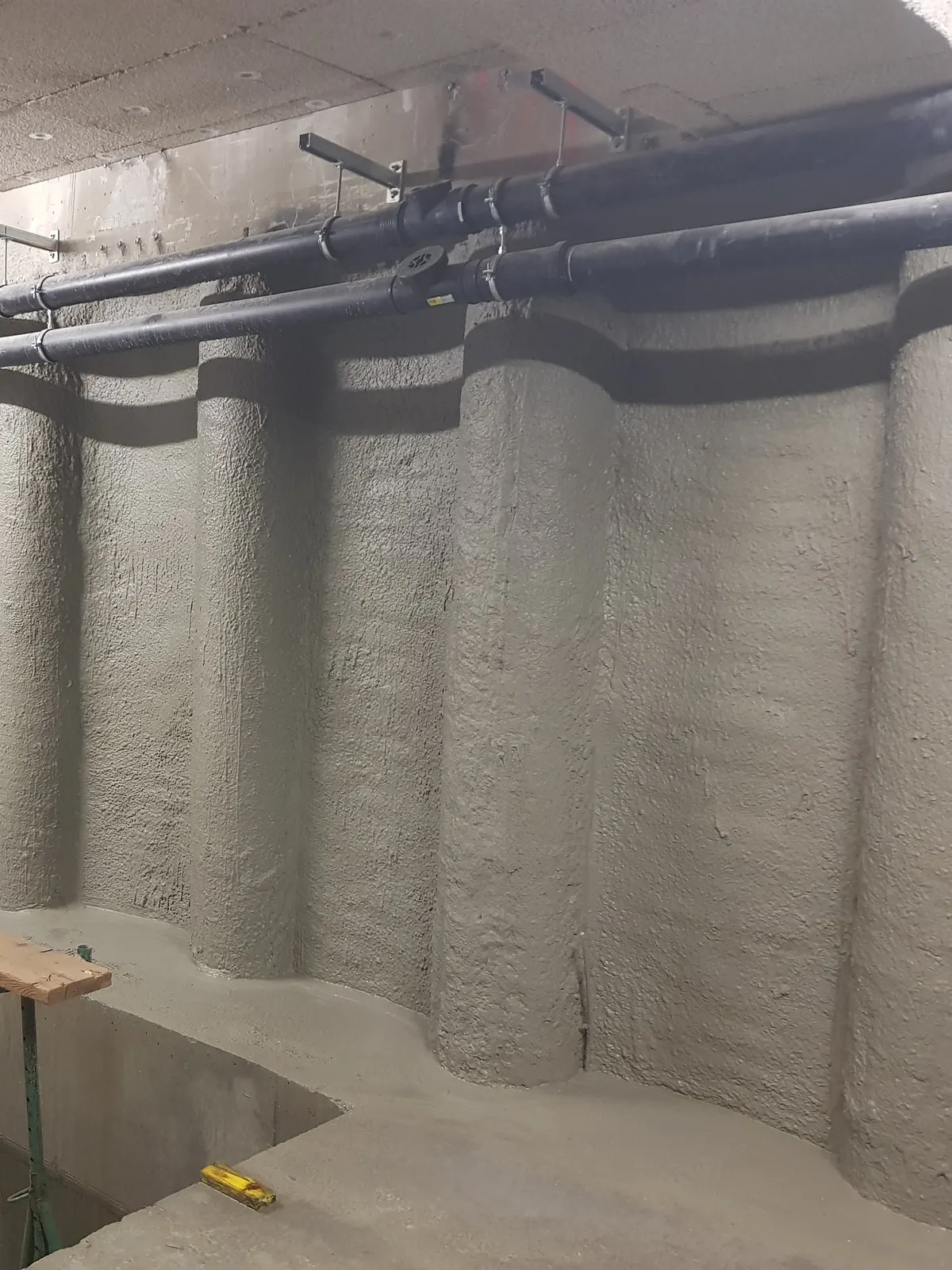 Von innen abgedichtete Bohrpfahlwand in einem Keller
