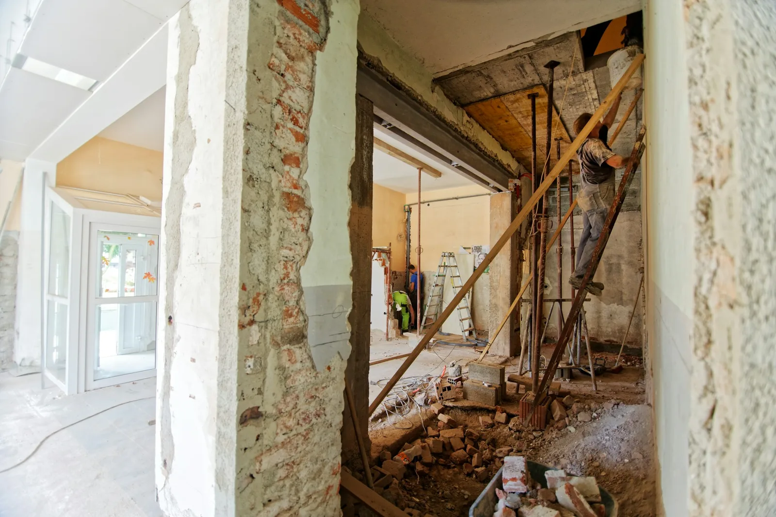 Freigelegtes Mauerwerk und Arbeiten im Inneren eines Bestandsgebäudes