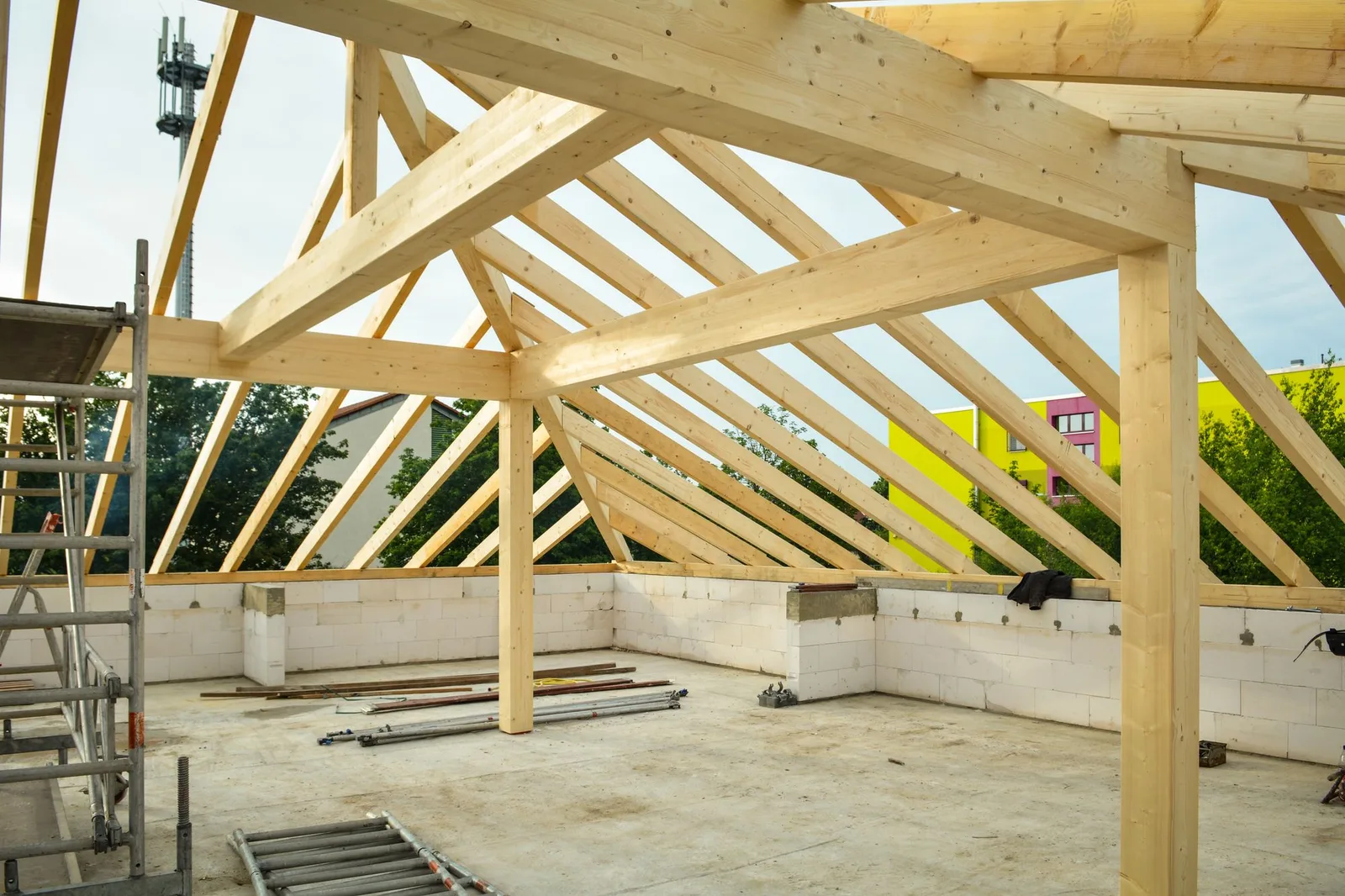 Präzise Holzkonstruktion eines neuen Dachstuhls