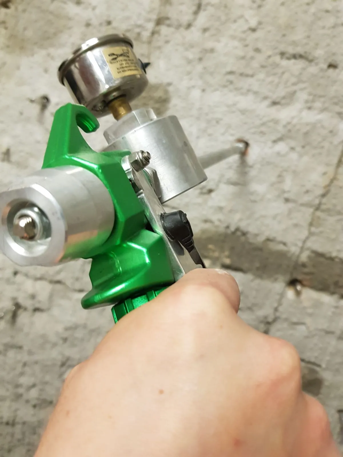 Injektionsanschlüsse für die gezielte Verpressung einer Wand